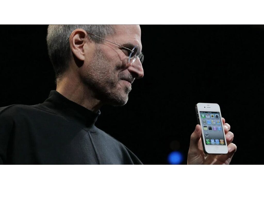 Photo of Steve Jobs with the iphone 4